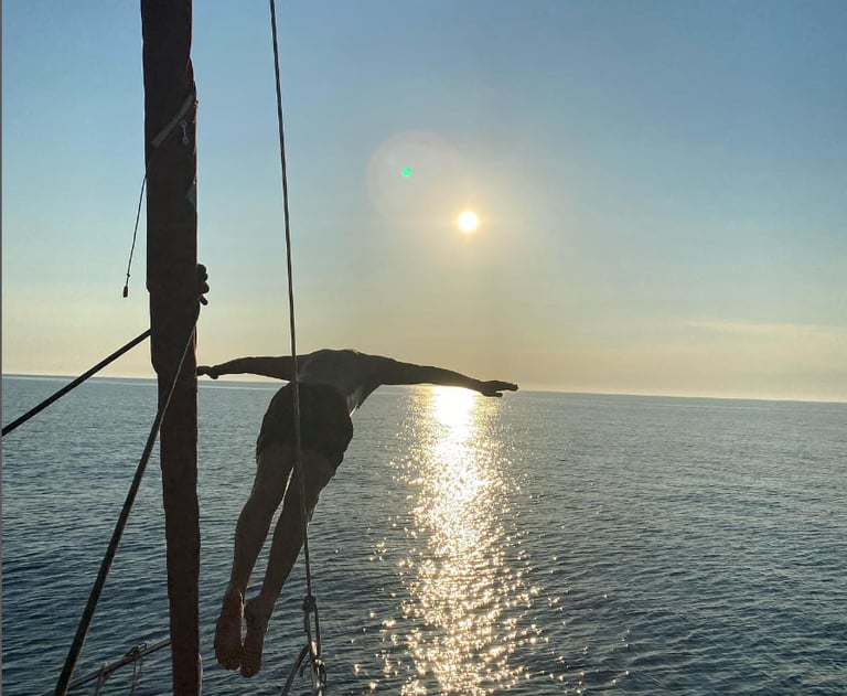 plongeon depuis notre voilier au coucher du soleil