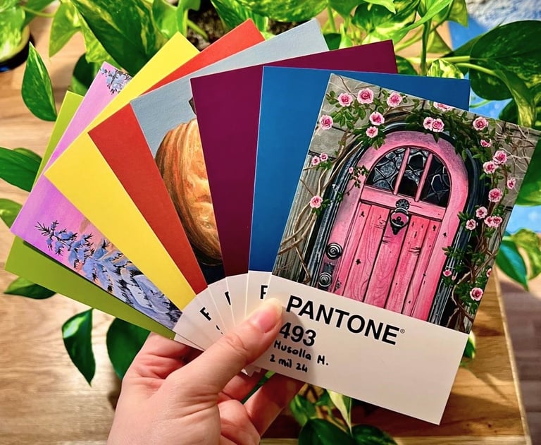 Création de peintures sur cartes de couleur pantone. Peintures à la gouache sur un format carte postale