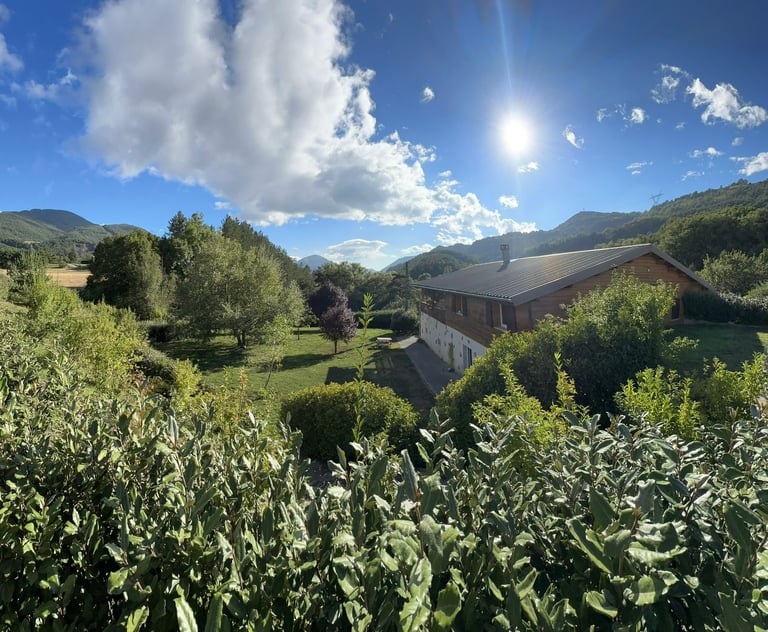 Vue extérieure des gites de l'Avance et de leurs jardins.