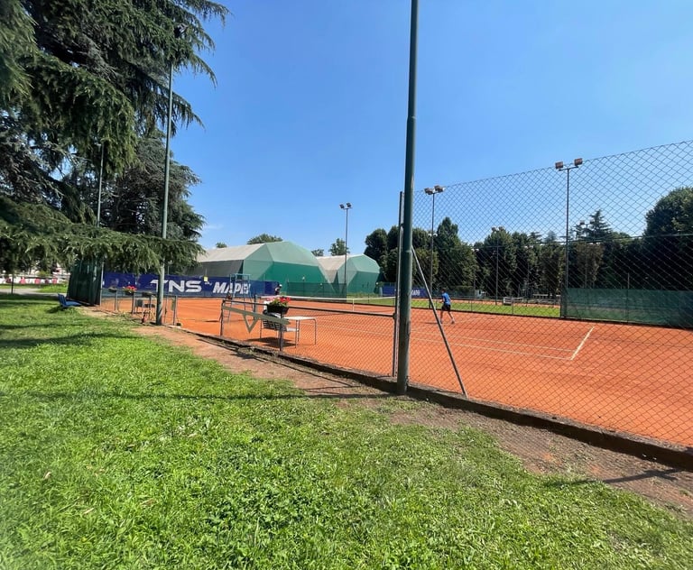 Campo da tennis in terra rossa presso il Centro Tennis Aeronautica, Milano.