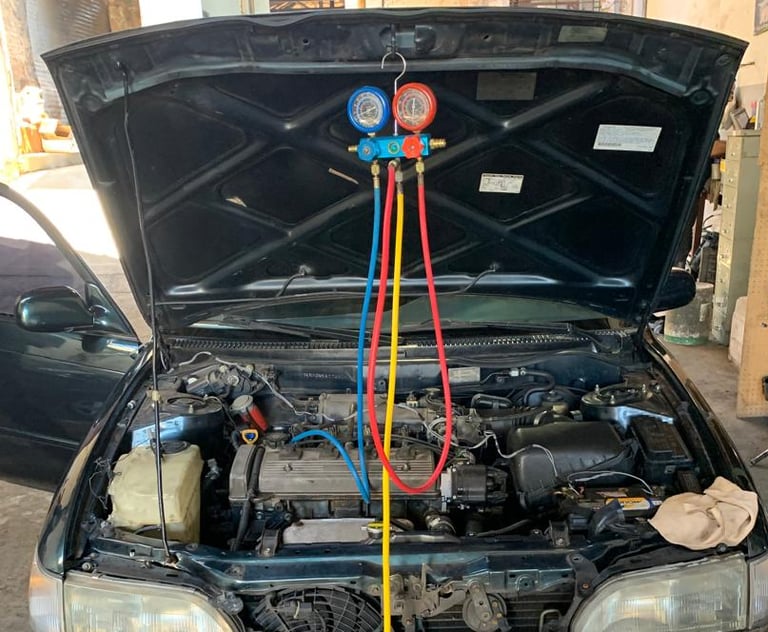 carro na Oficina Mecânica Anchieta sendo medido a pressão do ar condicionado