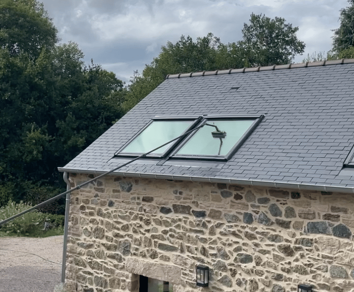 Nettoyage professionnel de velux en Bretagne avec perche télescopique et système d’eau pure efficace