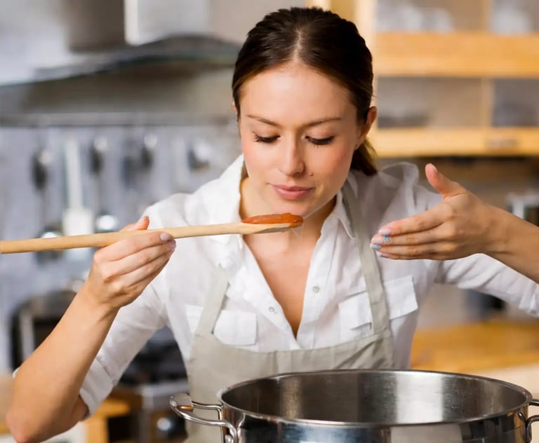 Pessoa preparando alimentos em cozinha residencial com uso de gás em Primavera do Leste MT