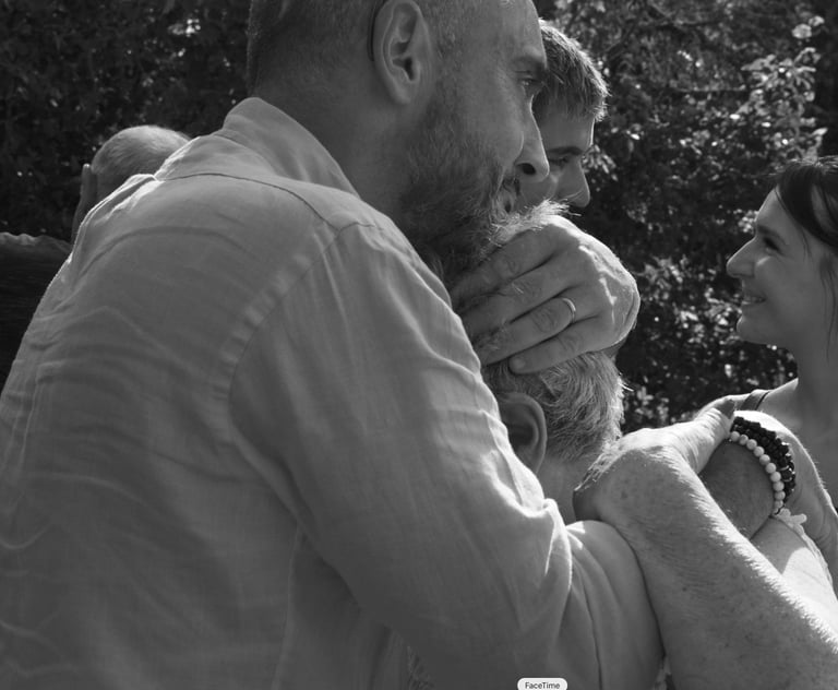 Le marié prend sa maman dans ses bras après la cérémonie