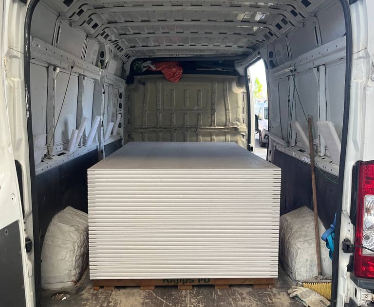 Preprava panelového materiálu – paleta s doskami vo vnútri sťahovacieho vozidla JustMove