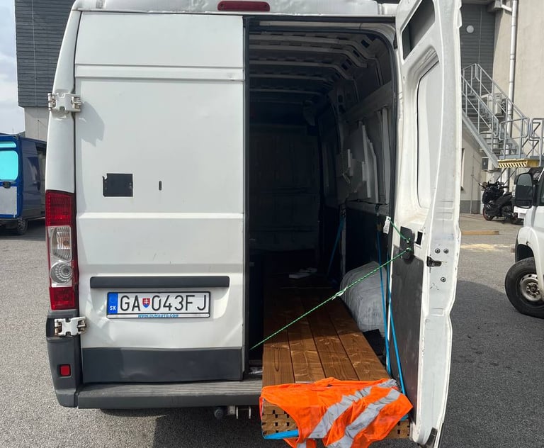 Preprava dreveného materiálu – dosky zabezpečené popruhmi vo vozidle JustMove