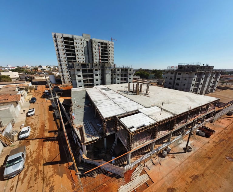 Construção de edifício comercial utilizando lajes pré-moldadas da LajeForro em Goiás, mostrando
