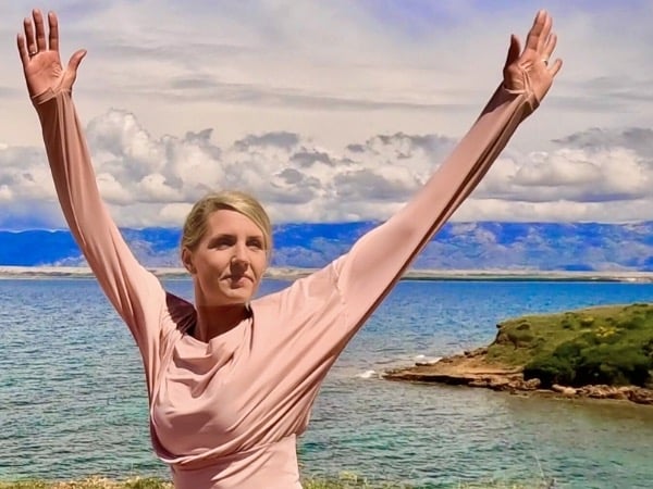 Profilbild-von-Yogalehrerin-Anja-mit-schönem-Ausblick-auf-Meer-und-Berge-von-Kroatien