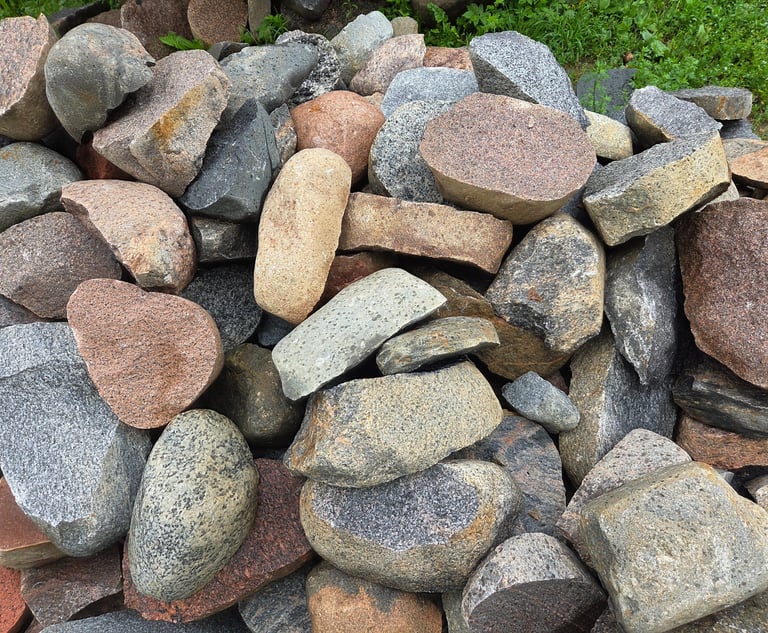 Skaldytas akmuo, akmens skaldymas.