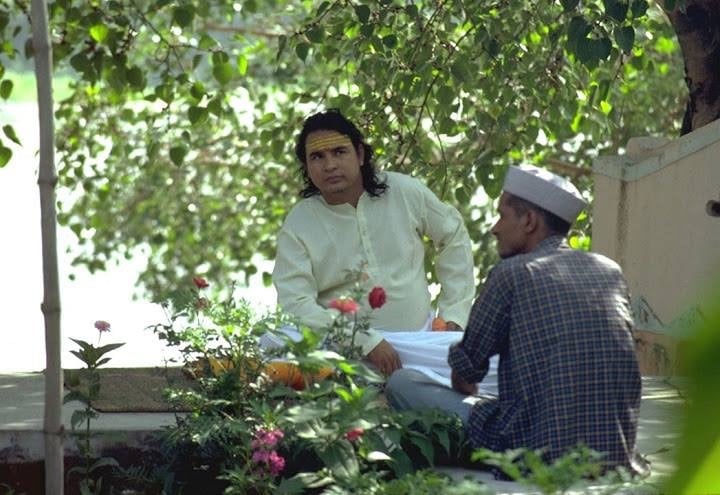 Shri Babaji parla con un uomo di Hairakhan 