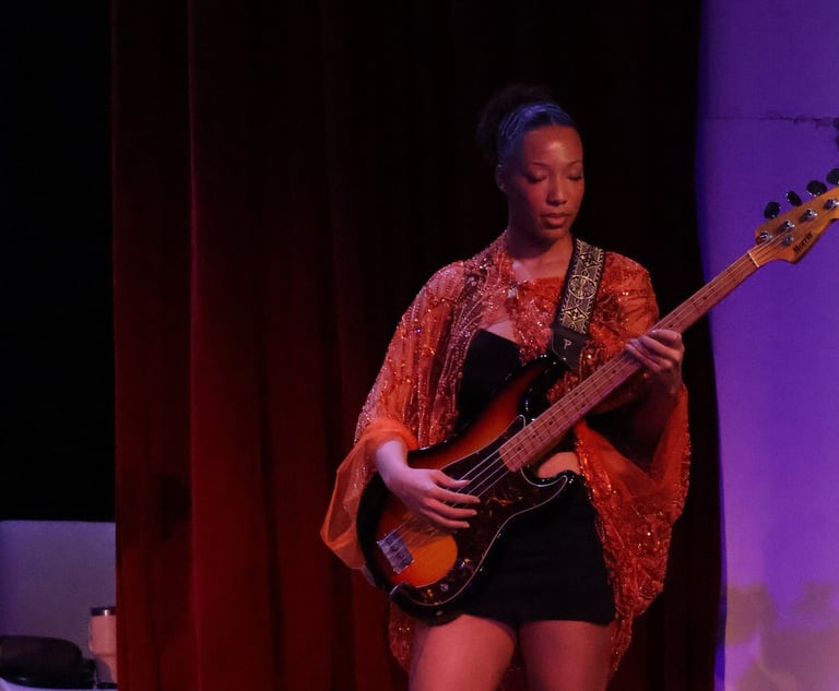Bassiste Orchestre FEAC Gala étudiants Afrique 2026