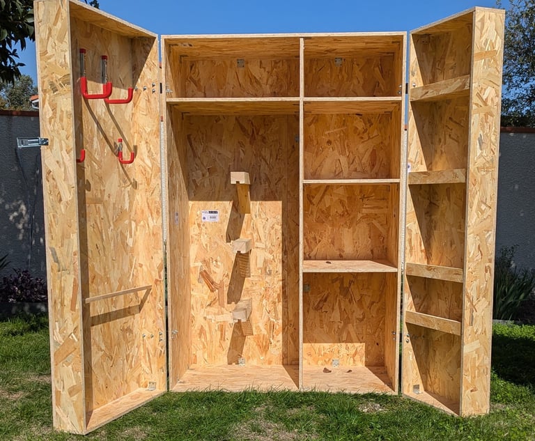 Armoire de sellerie Hunter vide en OSB avec étagères et portes coffrées