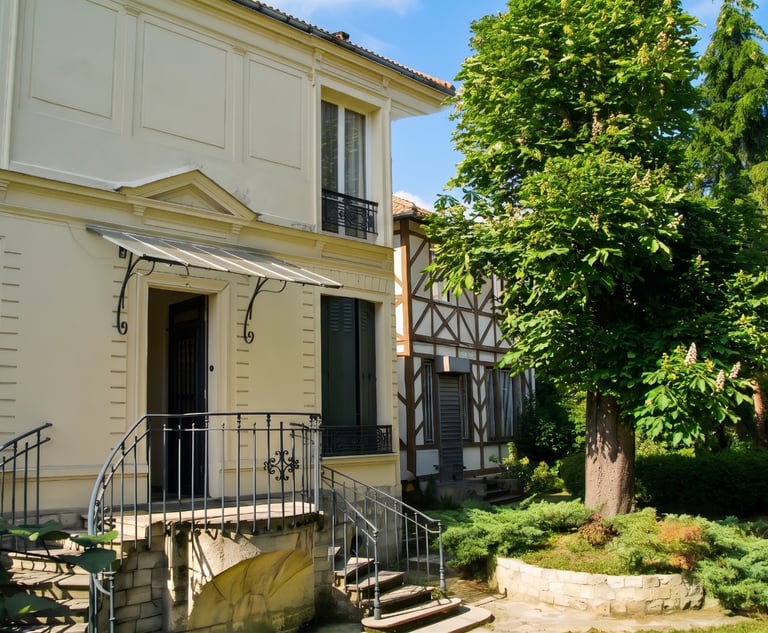 Entrée de la maison de Berdiaev à Clamart, maison à colombages et grand marronnier dans un jardin.