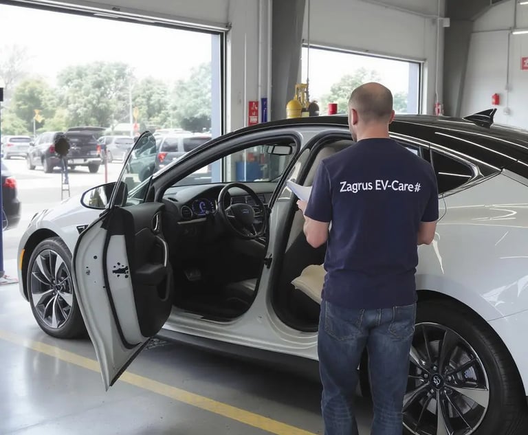 Techniker misst den Zustand der Hochvoltbatterie – Zagrus EV Care