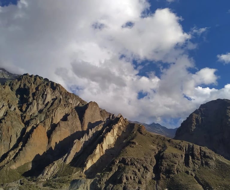 Vistas al cielo cordillerano y a la placa roja desde Vitamonti, en el corazón del Cajón del Maipo.