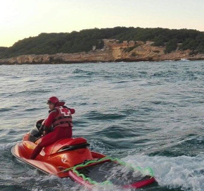 Rescatador acuático realizando rescate