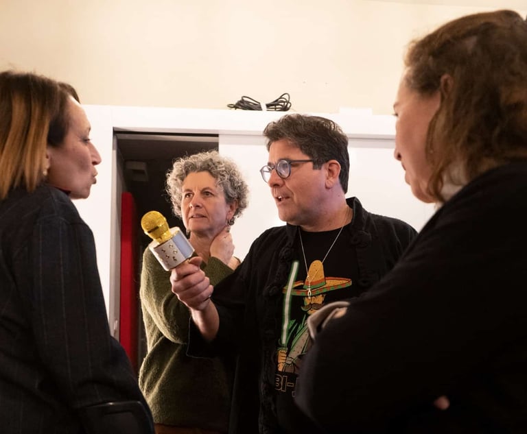 Olivier Paris interview une participante avec un micro doré