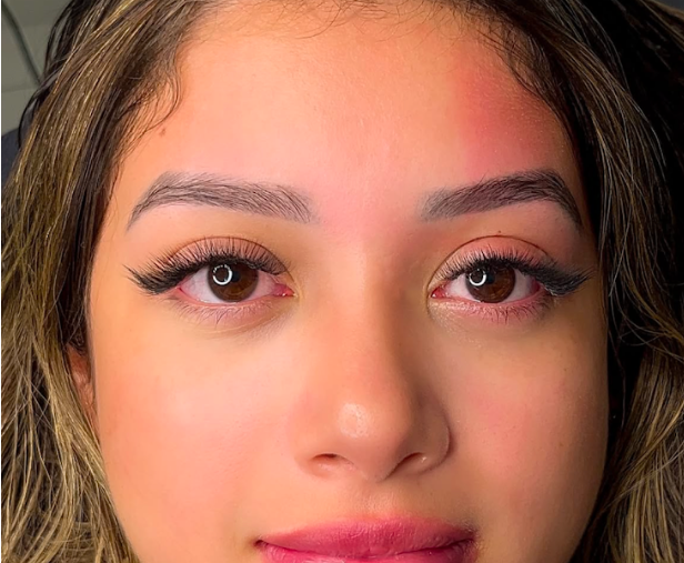 Olho antes e depois da aplicação Fox Eyes: cílios curtos e caídos vs. alongamento diagonal e cantos