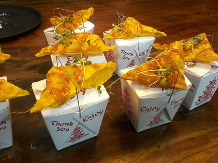 Almuerzos corporativos gourmet en cajas originales.