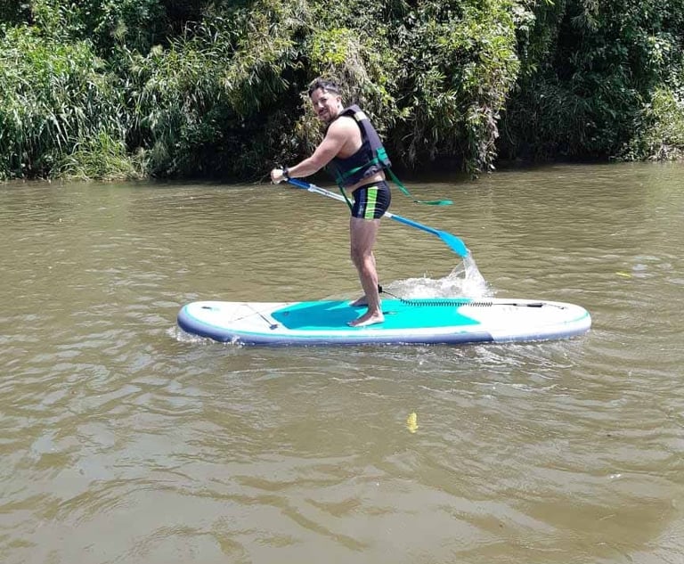 Paddle Board en el rio Don Diego cerca del Parque Tayrona en Colombia