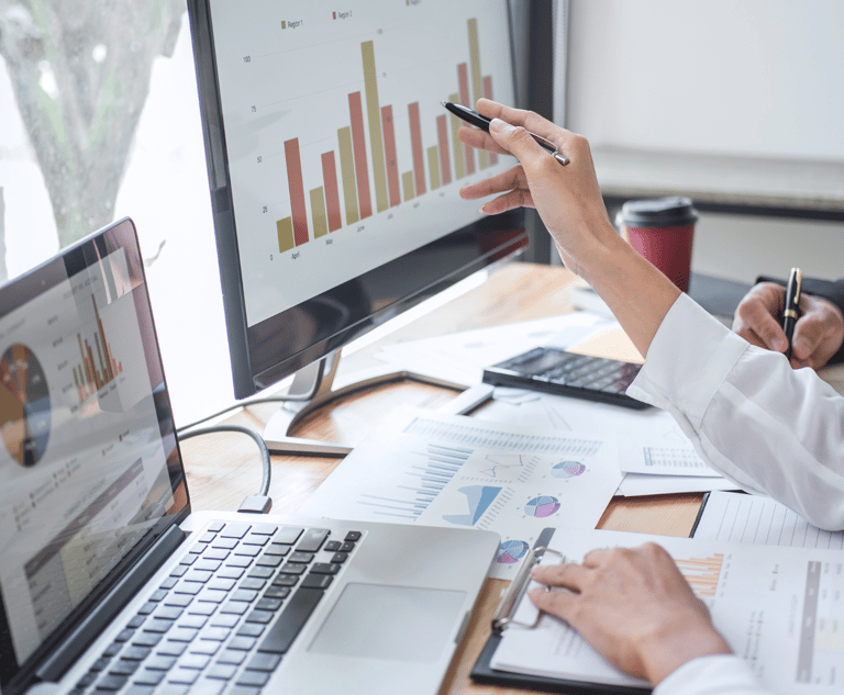 nforme de métricas y plan de ajustes mensuales para mejorar resultados
