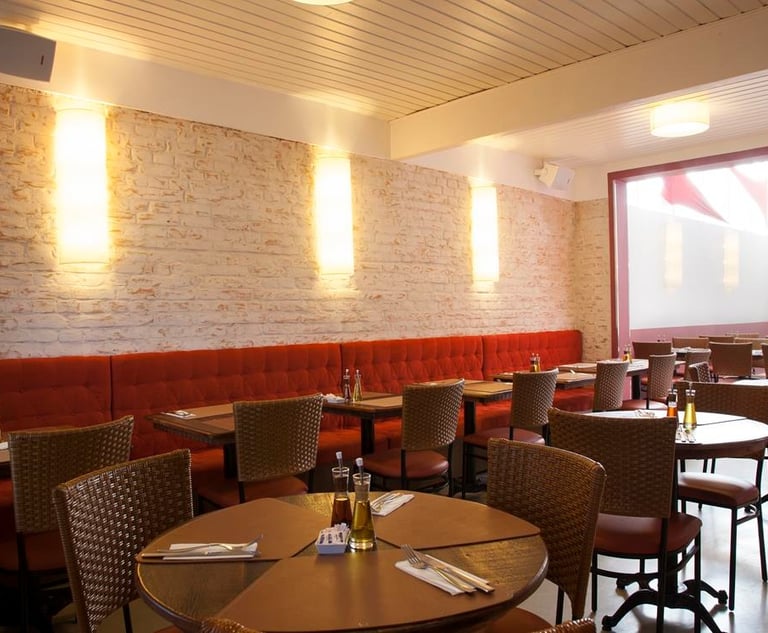 restaurante bistro com tijolos banco vermelho e mesas e cadeiras