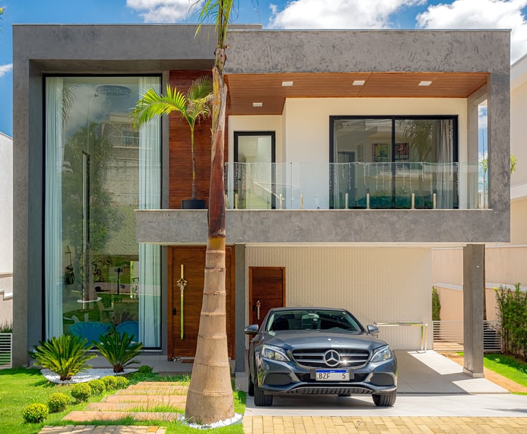 casa contemporânea imponente garragem com mercedez benz e detalhes em concreto aparente