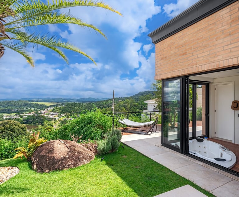 casa de tijolos com grandes janelas e vista incrível atibiai 