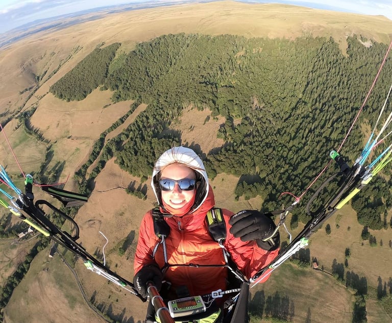 Chloé en parapente dans le Cantal à Puy Mary