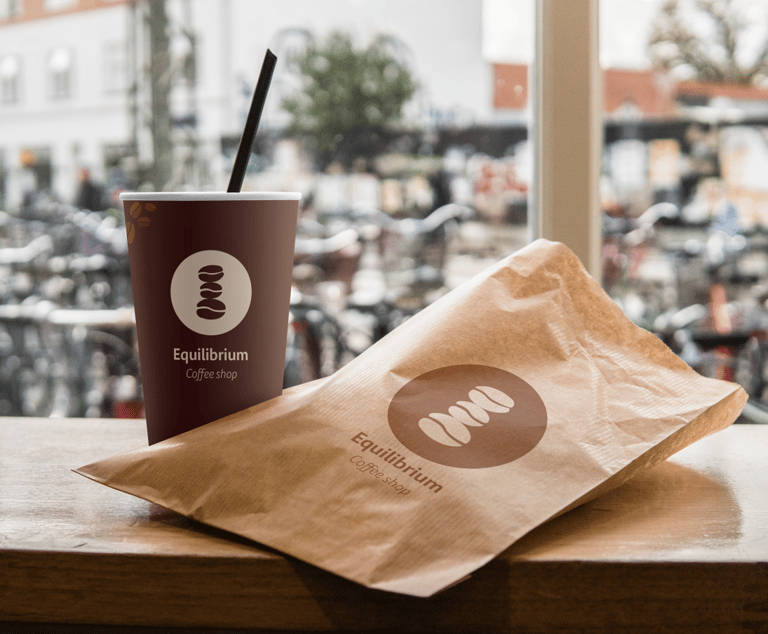 Equilibrium Coffee Shop cup et sac kraft avec le logo