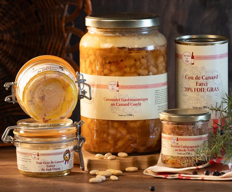 Foie gras de canard du sud ouest, cassoulet au confit de canard, cou de canard, terrine à la truffe
