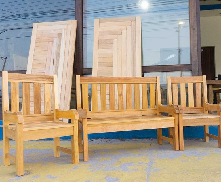 Cadeiras e portas de madeira