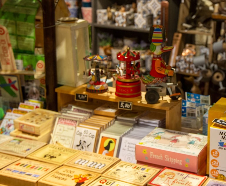 Idées cadeaux : jouets en tole, jouets en cartons, jouets en bois