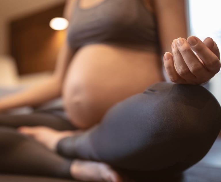 femme enceinte faisant du yoga prénatal chez sa sage femme libérale