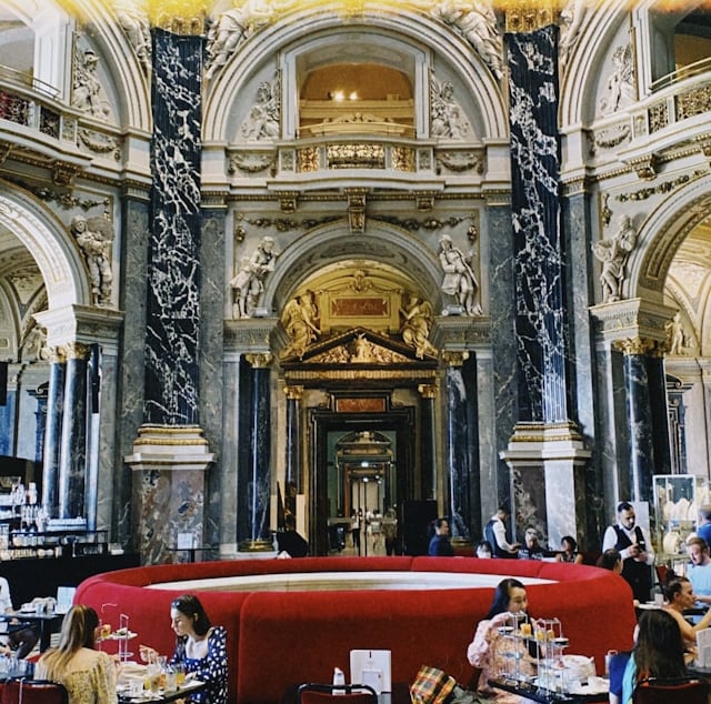 Interior de la lujosa cafetería del Kunsthistorisches Museum en Viena, con mesas elegantes