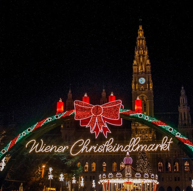 Arco de luces del Wiener Christkindlmarkt frente al Ayuntamiento de Viena, el mercado de Navidad 