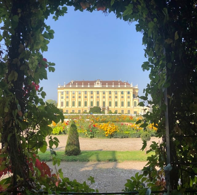 Vista exterior del Palacio Imperial de Schönbrunn, conocido como el Versalles austriaco, bajo un cie