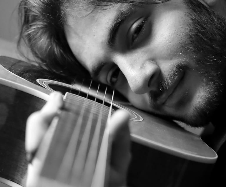 Portrait guitaristes, homme, en studio à Brunoy 