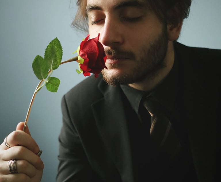 Portrait homme avec une rose, élégant et sensible, en studio à brunoy 