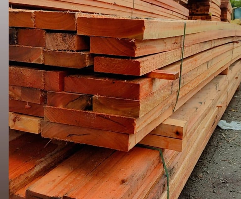 Ripas de madeira empilhadas