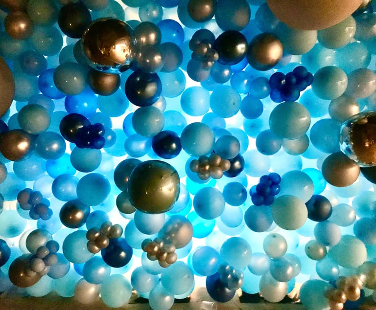 muro decorativo de globos de distintos tamaños y colores