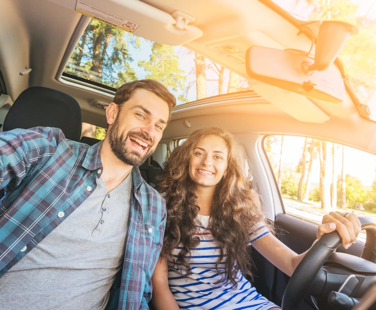 Pareja en automóvil - SOAP 2025 Gratis