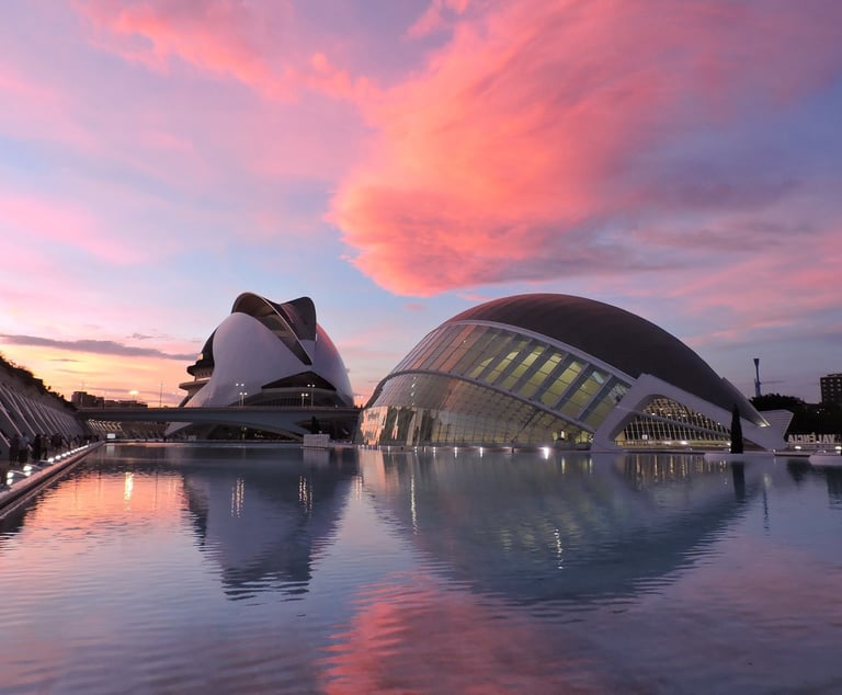 Atardecer en la Ciudad de las Artes y las Ciencias de Valencia, con el Hemisfèric y el Palau de les 