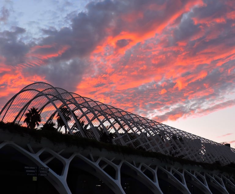 Estructura arqueada del Umbracle en la Ciudad de las Artes y las Ciencias de Valencia bajo un cielo 