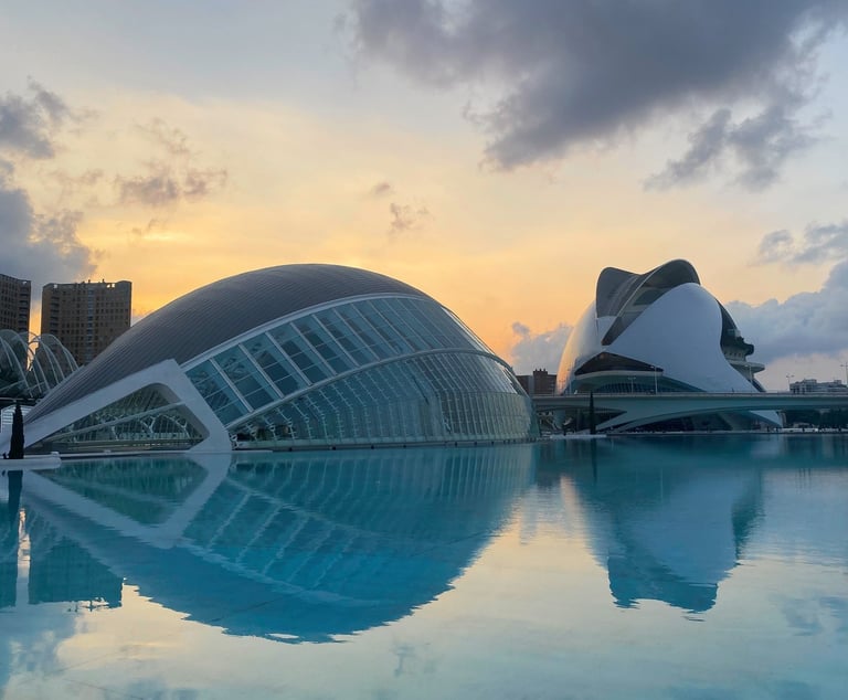 Atardecer en la Ciudad de las Artes y las Ciencias de Valencia, con el Hemisfèric y el Palau 
