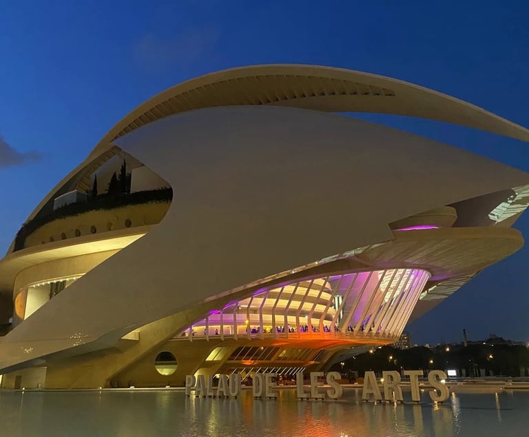 El Palau de les Arts Reina Sofía iluminado de noche en la Ciudad de las Artes y las Ciencias 