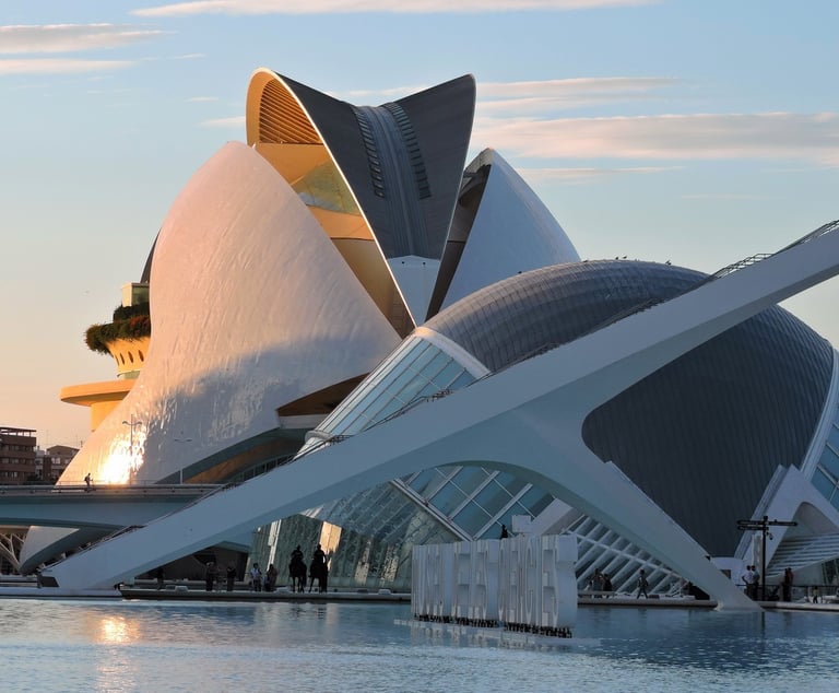 Vista del Palau de les Arts y el Hemisfèric en la Ciudad de las Artes y las Ciencias de Valencia al 