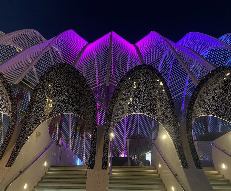 Entrada iluminada del Umbracle en la Ciudad de las Artes y las Ciencias de Valencia de noche, 