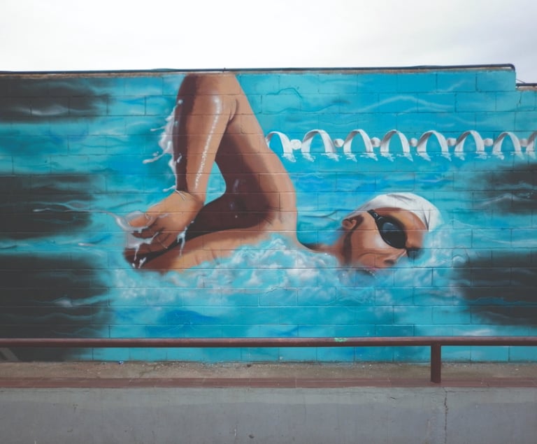 Pintura decorativa en instalaciones deportivas spray graffiti mural arte urbano 