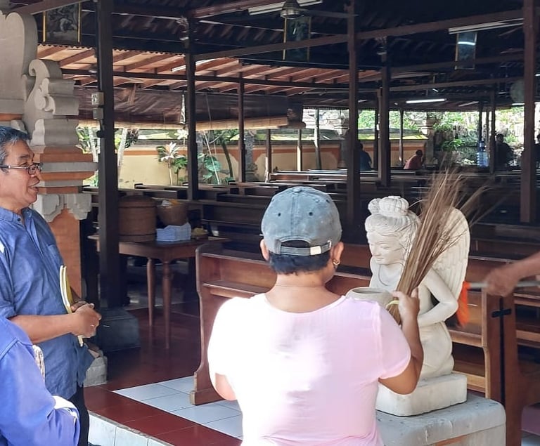 Romo Nyoman meninjau pelaksanaan kerja bakti